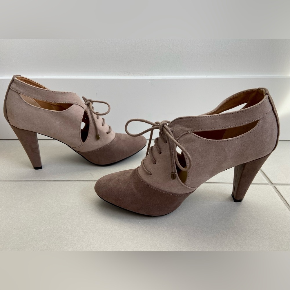Cushion Walk by Avon - Elegant Two-Tone Beige/Tan Lace-Up Heels - Sz. 7